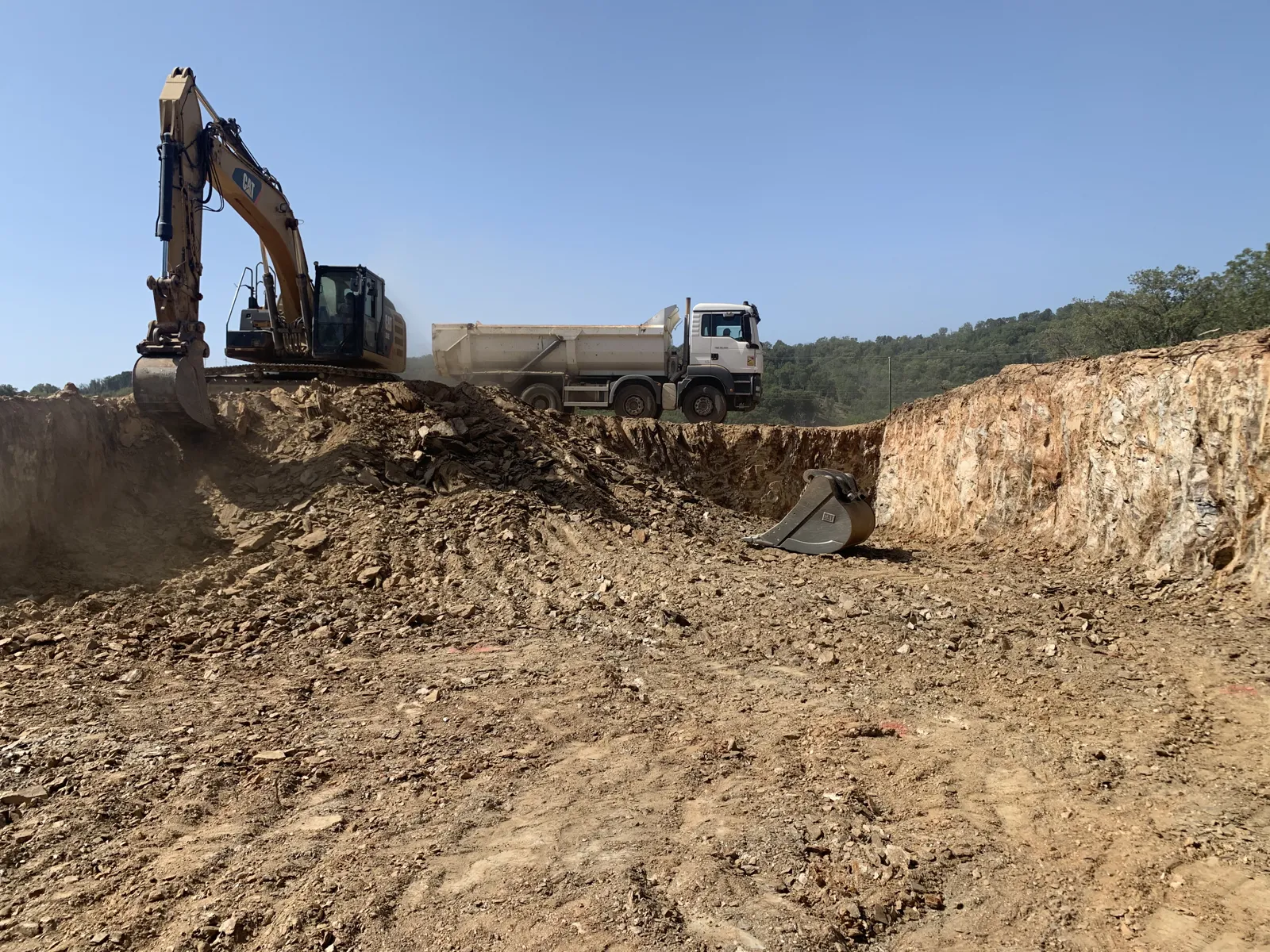 Terrassement avec pelle et camion sur un chantier Solution Travaux