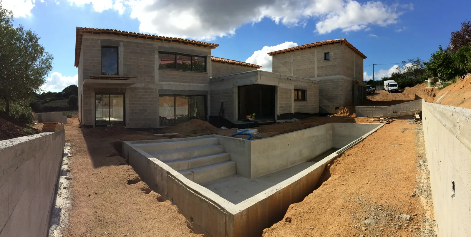 Villa avec piscine en béton en construction